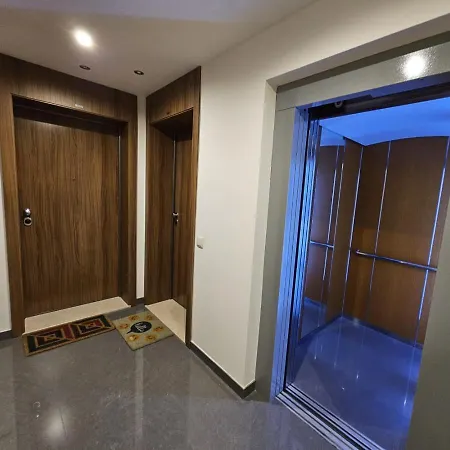 Modern Luxury Prime Flat Garage Apartment