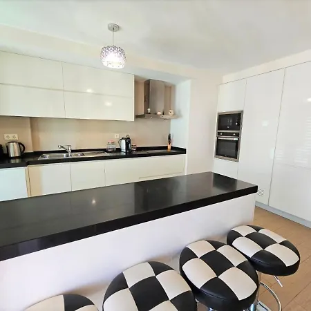 Modern Luxury Prime Flat Garage Apartment *